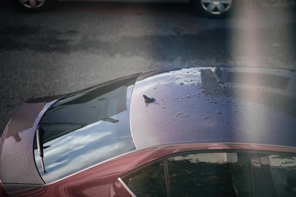 Дождь падает на крышу автомобиля — стоковое фото