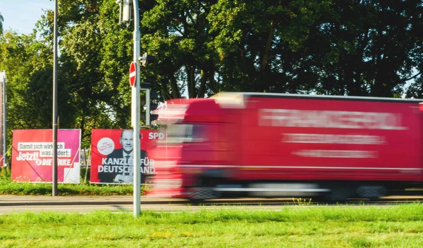 Gyors teherautó a városban választási plakátokkal az SPD kancellárjelöltjeivel Olaf Scholzcal — Stock Fotó