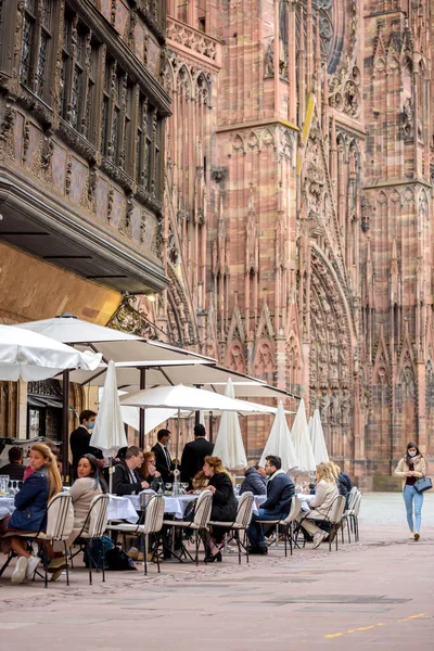 Люди едят на улице в иконописном ресторане Maison Kammerzell — стоковое фото