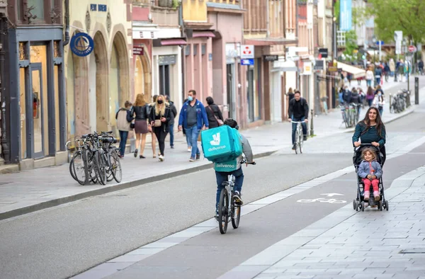 Widok ucha rowerzysty samozatrudniony pracownik z znakiem Deliveroo — Zdjęcie stockowe