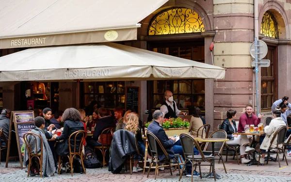 Street view of people eating outside in central district as bars and restaurants reopen — Stock Photo, Image