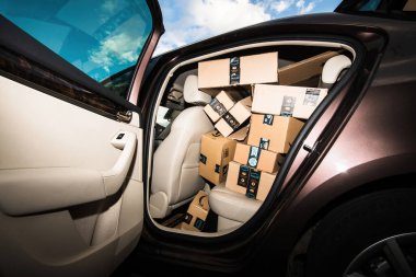 Deri kapaklı lüks bir araba kapısı ve Amazon 'un en iyi karton kutuları.