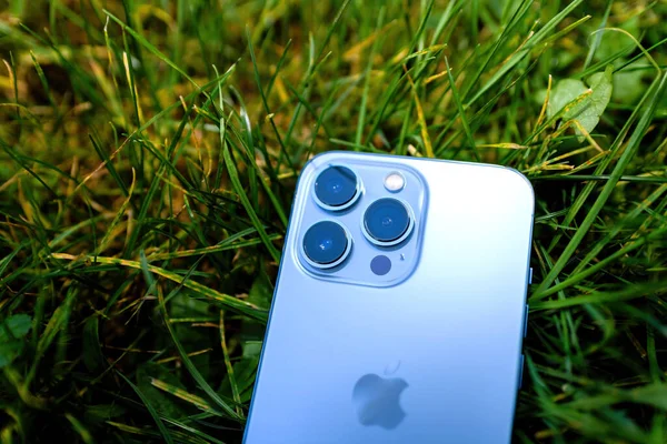 Κοντινό πλάνο των τριών φωτογραφικών μηχανών Apple Computers iPhone 13 pro in garden grass background — Φωτογραφία Αρχείου