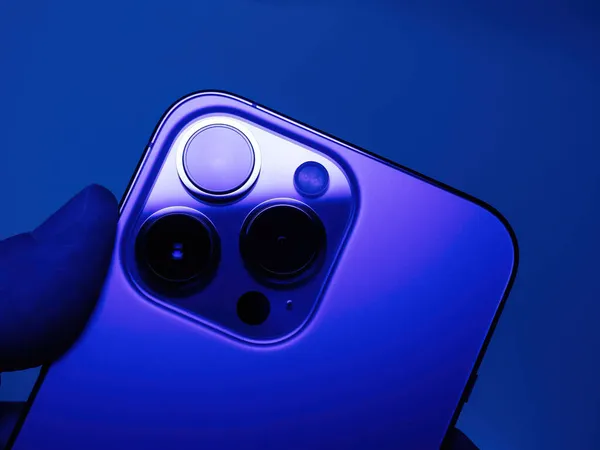 POV mannelijke hand met de nieuwste Apple Computers iPhone 13 pro smartphone met de drievoudige camera aan de achterzijde — Stockfoto