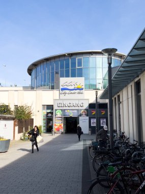 Şehir merkezinin ana girişi Kehl Eingang şehir merkezindeki alışveriş merkezinin üstünde.