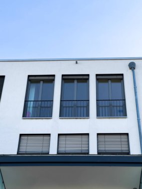Modern apartmanın son katındaki büyük pencereler.