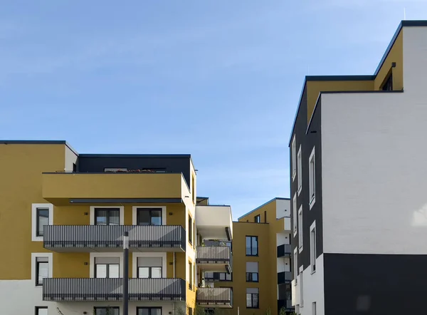 Grandes edificios de apartamentos con ventanas aisladas cielo azul claro —  Fotos de Stock