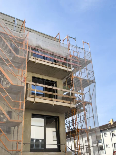 Baustelle für neue Mehrfamilienhäuser in der Stadt mit blauem Himmel — Stockfoto