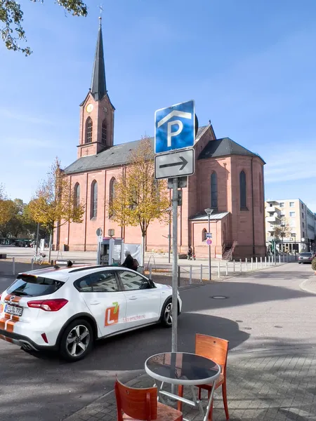 Friedenskirche kerk, Marktplatz met Deutsche Telecom telefooncel — Stockfoto