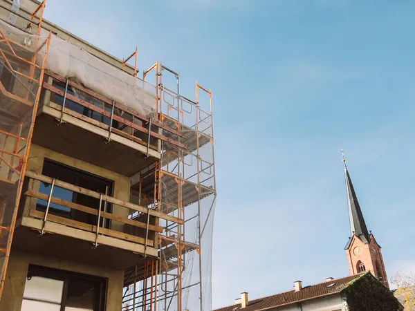 Baustelle für neue Wohnhäuser in der Stadt mit blauem Himmel über dem Baugerüst — Stockfoto