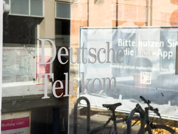Deutsche Telecom segnaletica sulla porta della vecchia cabina telefonica nel centro della città di Kehl — Foto Stock