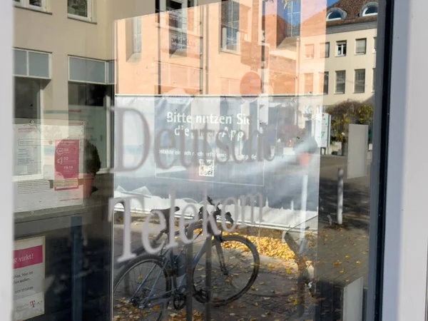 Deutsche Telecom sinalização na porta da antiga cabine telefônica no centro da cidade de Kehl — Fotografia de Stock