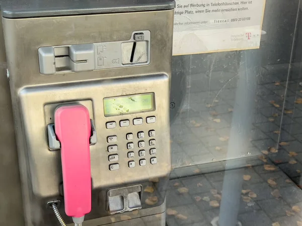 Κοντινό πλάνο του τηλεφωνικού θαλάμου της Deutsche Telecom με παλιό τηλέφωνο με κέρματα ή κάρτα — Φωτογραφία Αρχείου