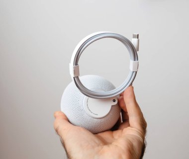 En son Apple Bilgisayarlarını açan adam HomePod Mini akıllı konuşmacı