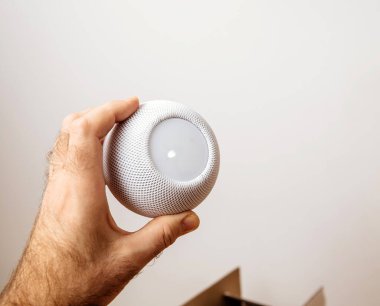 Apple Bilgisayarları 'nın son ürünü HomePod Mini akıllı konuşmacısı Siri ile bilgisayar firması tarafından geliştirildi.