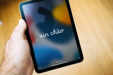Vietnamca Merhaba yeni altıncı nesil Apple Bilgisayarları iPad Mini tabletinde ilk kurulum açılışı sırasında gelen hoş geldin mesajı
