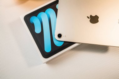 Çevre dostu paketten yeni altıncı nesil Apple Bilgisayarlar iPad Mini tabletinin paketini açıyorum.