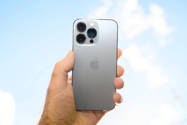 POV erkek eli en son Apple Bilgisayarları iPhone 13 pro