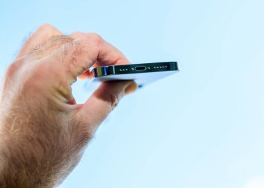 En son Apple Bilgisayarları iPhone 13 profosyonel aydınlatma bağlantı portuyla erkek el ele tutuşuyor