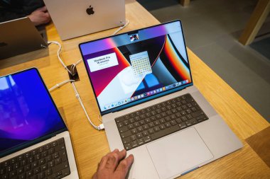Erkek el denemesi yeni Apple Bilgisayarları MacBook profosyonel 16 inçlik dizüstü bilgisayar daha fazla port, Dokunma Çubuğu, MagSafe, M1 Pro ve M1 Max çipleri, kamera çentik ile mini LED ekran