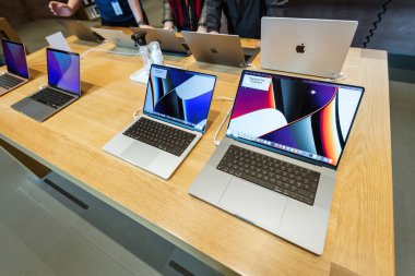 Yeni Apple Bilgisayarlı MacBook Pro sunumu. 16 inçlik dizüstü bilgisayar. Daha fazla porta, Dokunma Çubuğu, MagSafe, M1 Pro ve M1 Max çipleri içeren yepyeni bir dizayn.