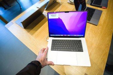 Erkek, yeni Apple MacBook kitabına bakıyor.