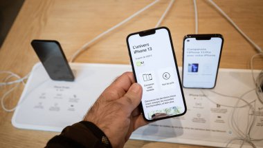 Yeni iPhone 'un erkek eli, akıllı telefonun 13 telefon versiyonu.