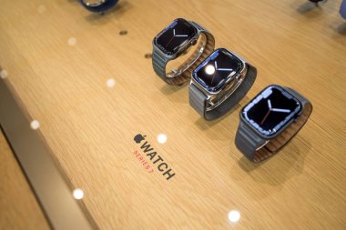 Apple Store 'da giyilebilen yeni Apple Watch Seri 7 akıllı saat