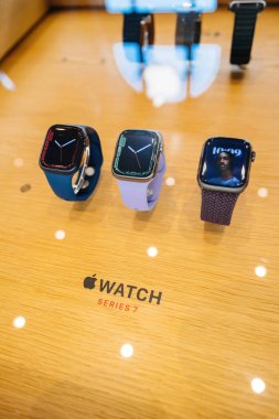 Yeni giyilebilir Apple Watch Serisi 7 'nin yakın çekimi