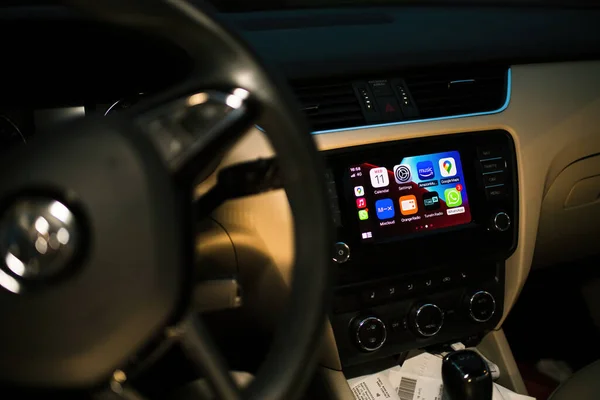 Interior de carro de luxo à noite com computador painel mostrando na tela Apple CarPlay — Fotografia de Stock