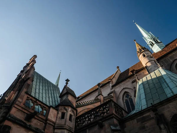 Kostelní věže Eglise Saint-Pierre-le-Jeune a fasáda hlavního protestantského kostela ve Štrasburku — Stock fotografie