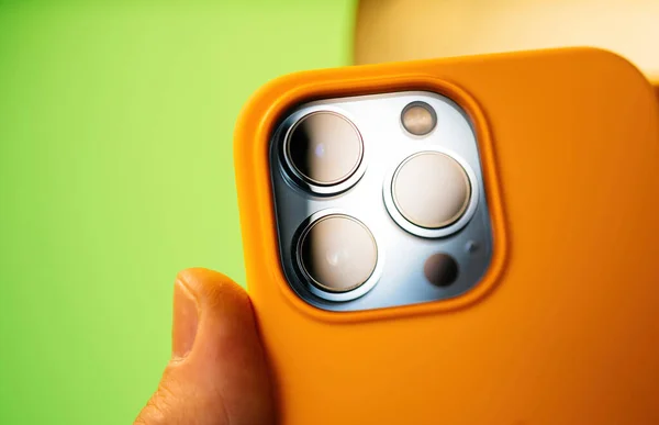 Nový iPhone se zaměřením na tři kamery Apple Computers iPhone 13 pro - zelené pozadí — Stock fotografie