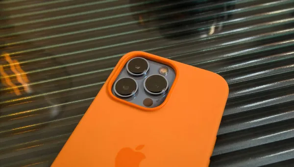 Latest Apple Computers iPhone 13 pro smartphone showing the triple camera — Stock Photo, Image