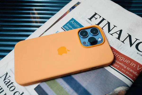Τελευταία Apple Υπολογιστές iPhone 13 pro smartphone που δείχνει την τριπλή κάμερα — Φωτογραφία Αρχείου