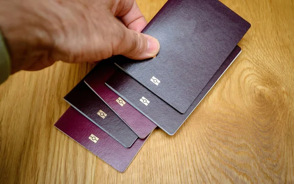 Покриття чоловічого ручного розташування декількох біометричних паспортів з вбудованим електронним мікропроцесором. — стокове фото