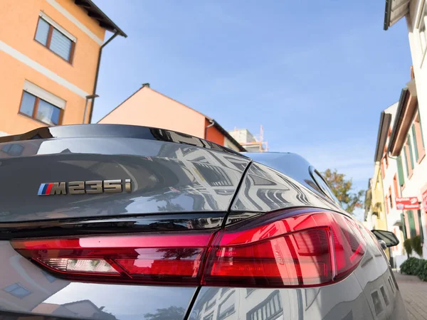 Seitenansicht des Schriftzugs am geparkten neuen BMW M 235 i — Stockfoto