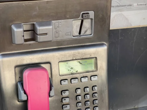 Κοντινό πλάνο του τηλεφωνικού θαλάμου της Deutsche Telecom με παλιό τηλέφωνο με κέρματα ή κάρτα - δημόσια επικοινωνία — Φωτογραφία Αρχείου