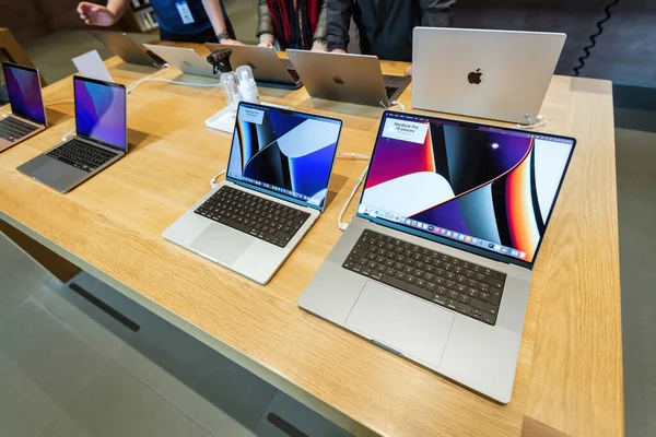 Παρουσίαση του νέου φορητού υπολογιστή Apple Computers MacBook Pro 16 ιντσών με ολοκαίνουργιο σχεδιασμό με περισσότερες θύρες, χωρίς Touch Bar, MagSafe, M1 Pro και M1 Max chips, μια μίνι οθόνη LED με εγκοπή κάμερας — Φωτογραφία Αρχείου