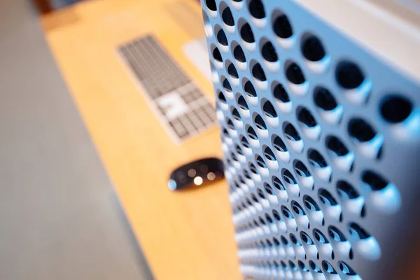 Primer plano de los orificios de ventilación de los conductos de aire en el cuerpo de aluminio delantero de la estación de trabajo Apple Computers Mac pro — Foto de Stock