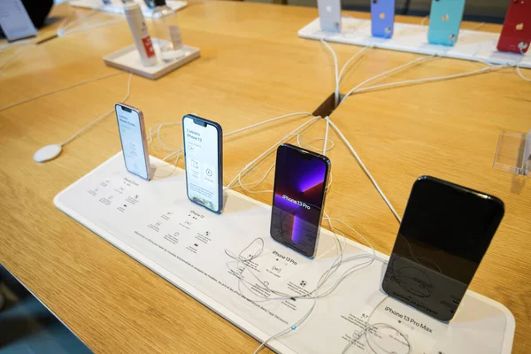 Vue arrière de tous les smartphones 2021 iPhone 13 versions Mini, Pro Max par Apple Computers — Photo