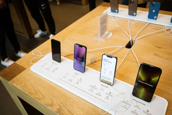 Directamente encima de la vista de todas las versiones 2021 iPhone 13 teléfono inteligente Mini, modelo Pro Max de Apple Computers — Foto de Stock