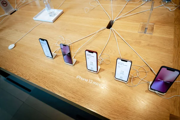 Прямо над переглядом смартфона iPhone 13 Mini version by Apple Computers — стокове фото