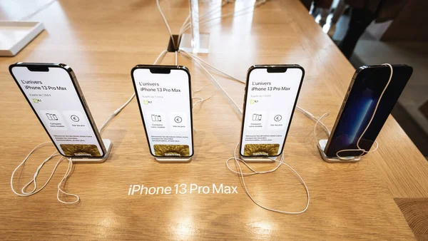 Directamente por encima de la vista del modelo de teléfono inteligente iPhone 13 Pro Max versión de Apple Computers —  Fotos de Stock