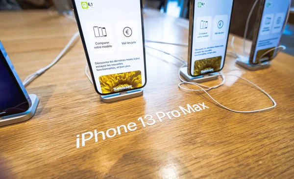 Reihe von neuen iPhone 13 Pro Max Version Smartphone-Modell von Apple Computers — Stockfoto