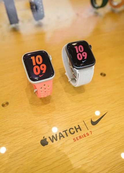 Verlies-up van nieuwe draagbare computer Nike Apple Watch Series 7 smartwatch weergeven van de interface Startpagina — Stockfoto