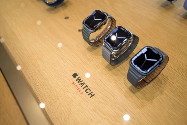 Nový nositelný počítač Apple Watch Series 7 Smartwatch v Apple Store — Stock fotografie
