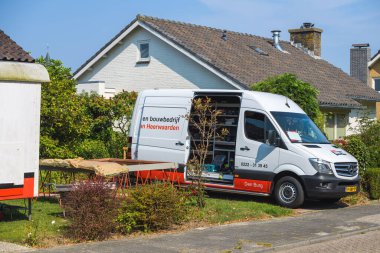 Tamir şirketinden beyaz Mercedes-Benz Sprinter minibüsü tadilat sırasında evin önüne park etmiş.