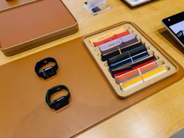 Yeni giyilebilir Apple Watch Serisi 7 smartwatch ve Apple Computers Store içerisinde birden fazla bant