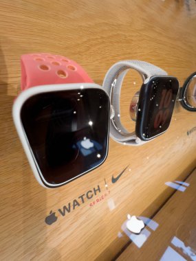 Giyilebilir Apple Watch Serisi 7 Nike smartwatch 'in Macro' su mağazada