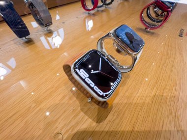 giyebilen yeni Apple Watch Serisi 7 akıllı kaset arayüzü ev görüntüsünü görüntülüyor